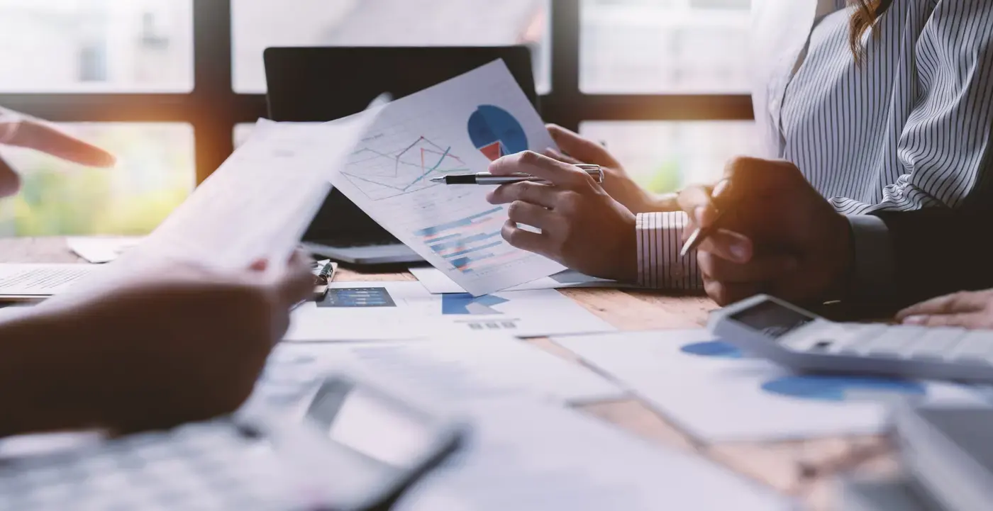 Transportista y broker revisando un acuerdo de carga