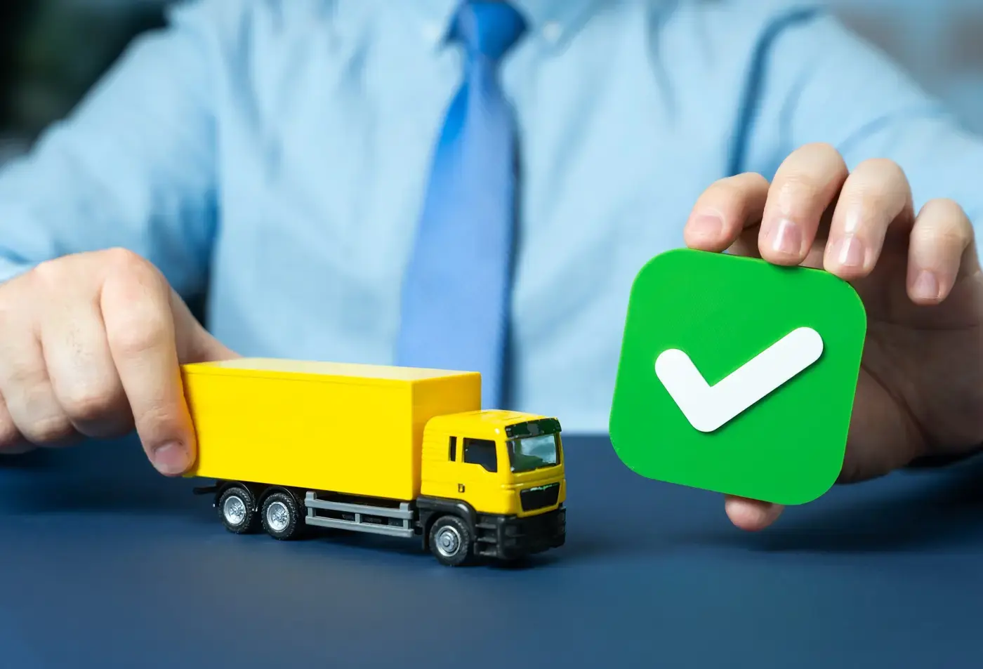 Permisos de transporte y papeleo fiscal sobre un escritorio